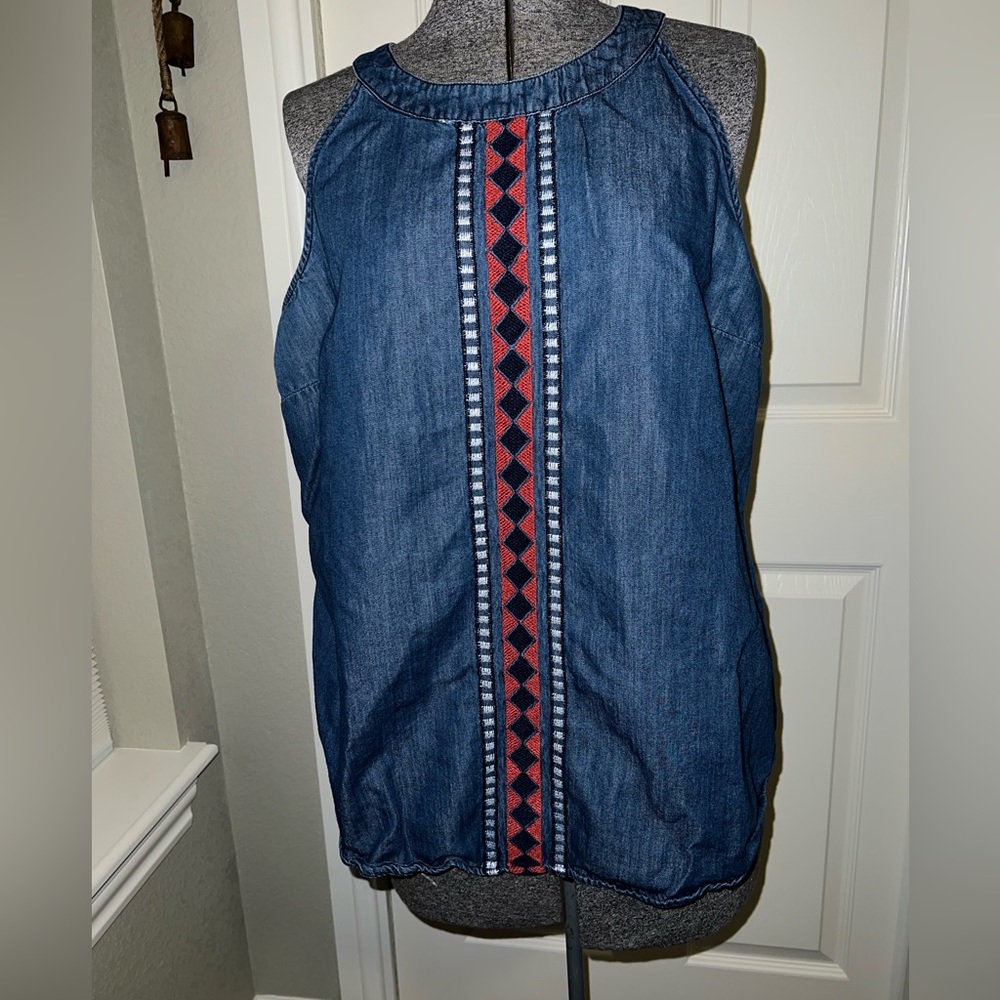 EST. 1946. Denim sleeveless top with beautiful center design size XL